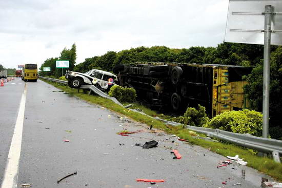 广东大货司机打瞌睡 执勤警车被撞21伤(图)