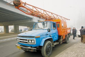 逆行工程车溅飞石砸掉路人6颗牙(图)