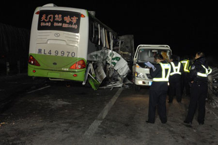 黑龙江哈同公路客车与货车相撞19人死亡(组图)