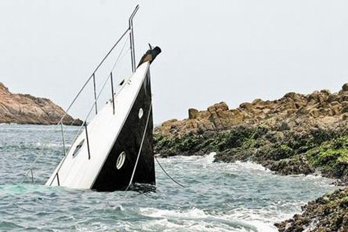 沉没的游艇只有船头露出水面