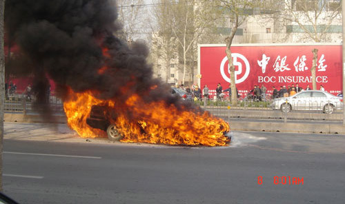 小汽车当街爆燃 消防员2分钟灭火(组图)