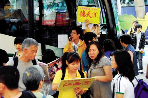 昨晚,澳大利亚悉尼自驾团出发 本报记者 朱文海 摄