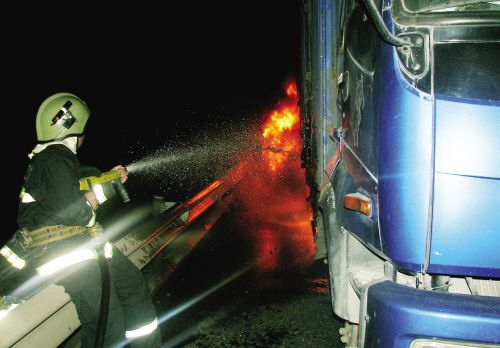 高速路上货车轮胎起火 夏季需防自燃