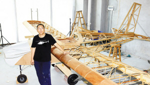 客厅成了飞机制造车间 深圳时装摄影师自制飞机成功飞行25分钟