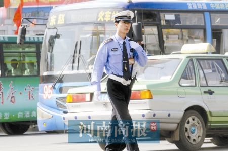郑州市交警四大队评选出的“最帅交警”代龙 商报记者 杨东华/摄