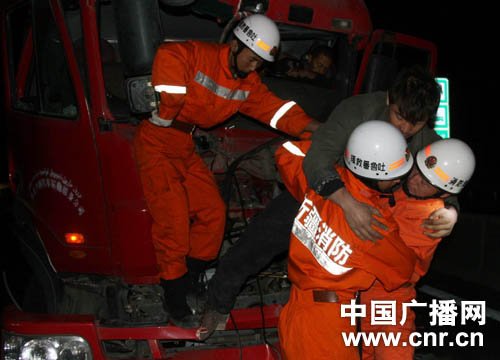 新疆314国道两大货车追尾 致1死2重伤(图)