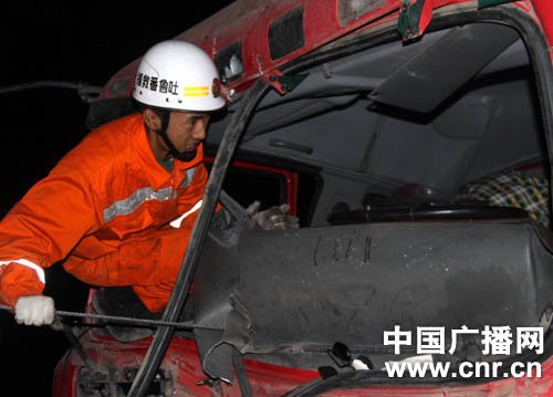 新疆314国道两大货车追尾 致1死2重伤(图)