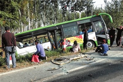公交车被撞坠沟 祸起重型货车闯红灯