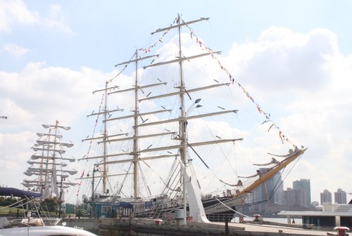 俄罗斯著名姐妹帆船申请中国馆日迎接游客