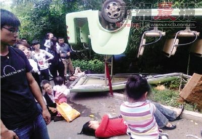 湖南省植物园游览车爆胎侧翻致多名游客受伤(图)