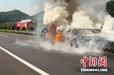 宝马高速上失去动力 无辜乘客下车痛失双腿