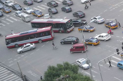 开车别怕被加塞 驾驶者守规矩很重要 开车别怕被加塞 驾驶者守规矩很重要