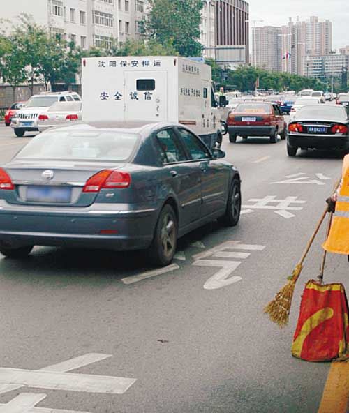 开车别怕被加塞 驾驶者守规矩很重要 开车别怕被加塞 驾驶者守规矩很重要