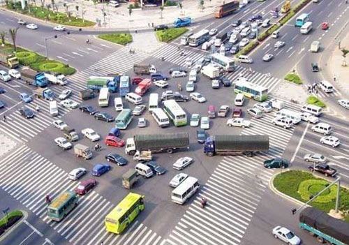 开车别怕被加塞 驾驶者守规矩很重要 开车别怕被加塞 驾驶者守规矩很重要