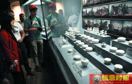 “南海Ⅰ号”的出水文物在省博物馆展出，瓷器是船里最多的文物之一（社会1-1为鎏金腰带）。信息时报记者 叶伟保 摄