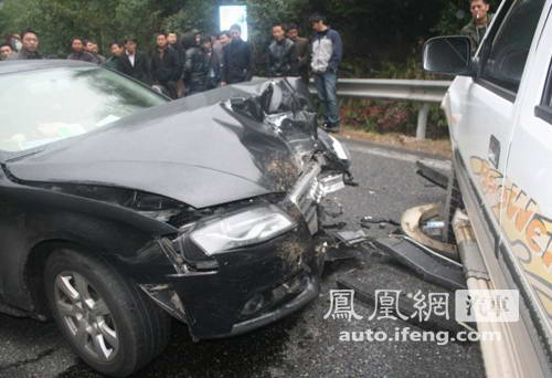 奥迪A4L安全遭质疑 车头撞烂8气囊未动\(图\)