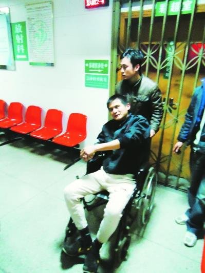 行人正围观翻车事故遭另一客车冲撞致1死9伤