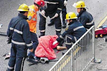 港青年车神超高时速飙车丧命 车解体零件四散(图)