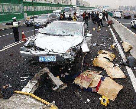 女青年驾车失控撞人2死8伤疑为在校大学生