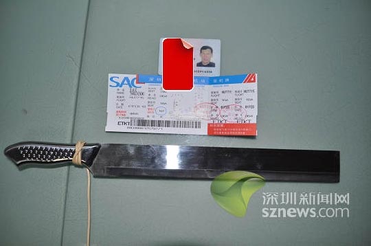 2月1日，深圳宝安国际机场安检人员在一名男性旅客身上查获一把西瓜刀，及其本人身份证和机票。