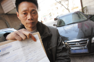 老胡拿着没有保单号的假保单，到昆明找律师求助 记者 韩亿国/摄