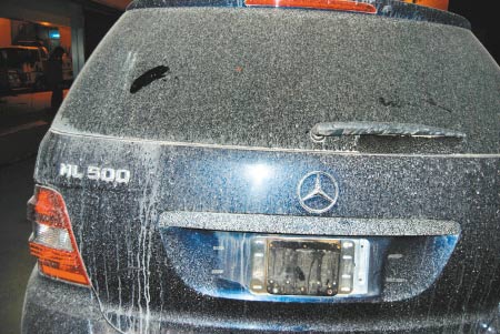 可疑车辆接受民警勘察。记者 王超 摄