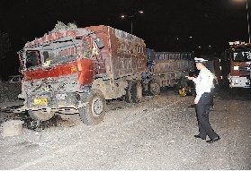 司机疑因疲劳驾驶致4辆卡车追尾1死2伤(组图)