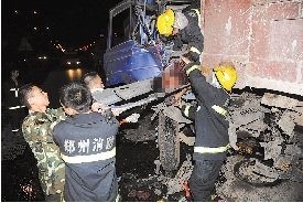 司机疑因疲劳驾驶致4辆卡车追尾1死2伤(组图)