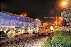 司机疑因疲劳驾驶致4辆卡车追尾1死2伤(组图)