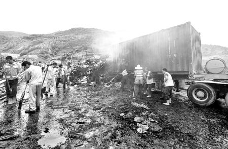 其中一辆出事的货车装载蔗糖,烧化的糖紧紧地粘住路面