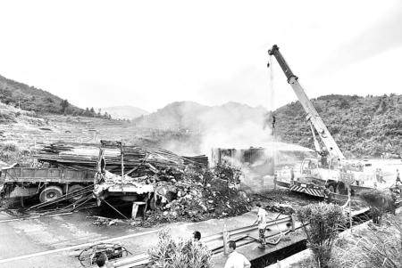 3辆货车连环撞,均被烧毁