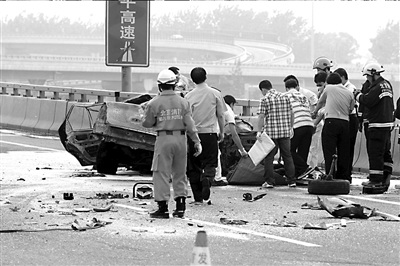 救援人员准备将车内死者遗体运走。 救援人员准备将车内死者遗体运走。