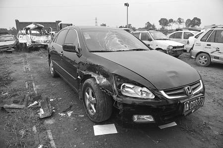 都江堰市政府副秘书长驾车撞人(组图)