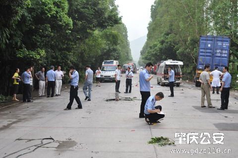 广东一家族奔丧途中遭遇车祸 11人丧生