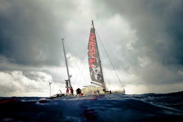 “普拉斯提基”号靠近斐济 “普拉斯提基”号靠近斐济