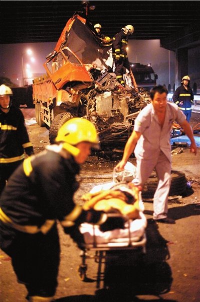 北京10车追尾 机警司机放倒座椅躲过一劫