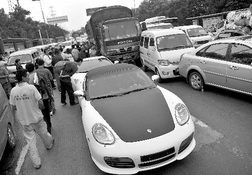 成都街头三辆豪车追尾 群众围看当车展(图)