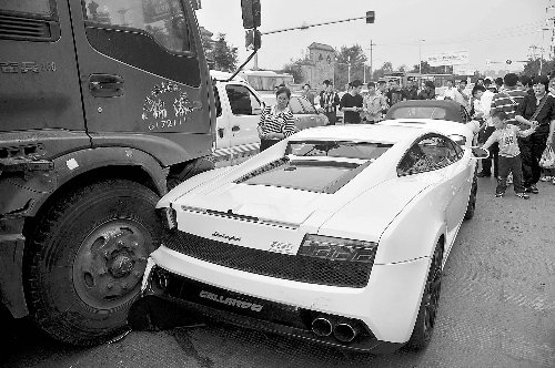 成都街头三辆豪车追尾 群众围看当车展(图)