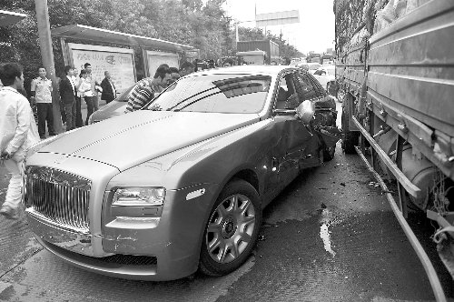 成都街头三辆豪车追尾 群众围看当车展(图)