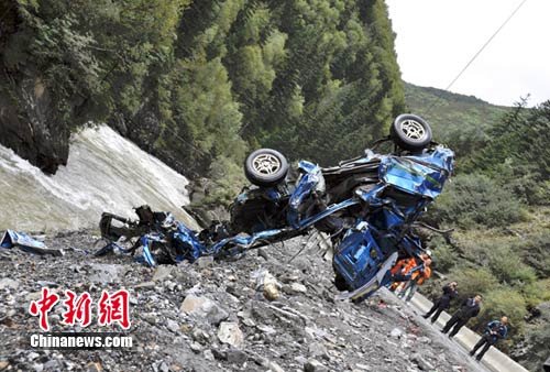 四川马尔康两车坠河 已找到3名遇难者
