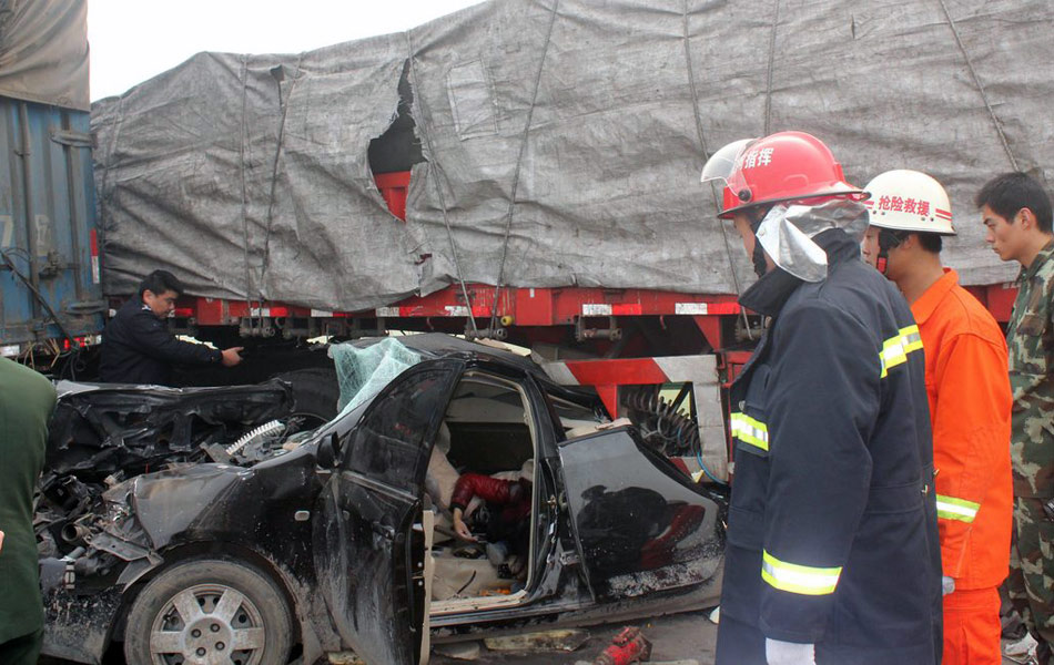 母亲车祸瞬间用身体护住儿子 自己身亡