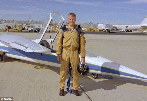 宇航局位于加利福尼亚州沙漠的埃姆斯研究中心，一名满脸微笑的试飞员与AD-1合影留念。