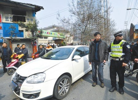 司机错把油门当刹车 轿车闹市逆行撞飞三轮(图)