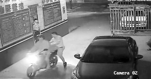 　直接冲入派出所