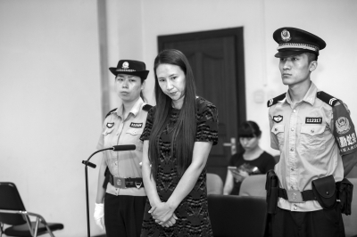 闫某在法庭上。京华时报记者蒲东峰摄