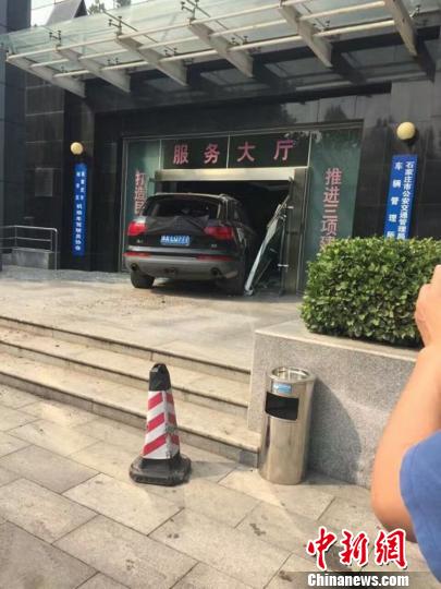 图为司机将车冲进裕华公安交警大队。　网络截图摄
