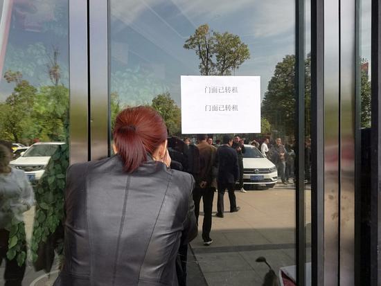 刘某所在的门店上午还在营业,目前已暂停营业。▲